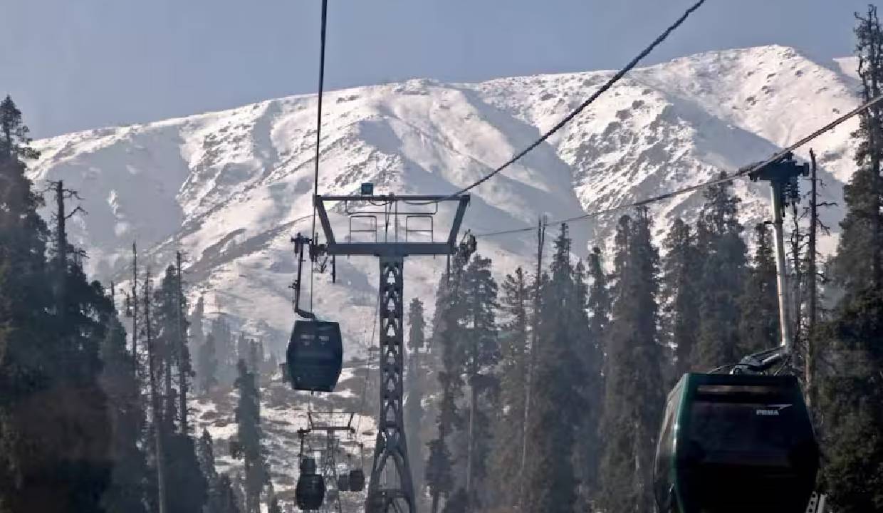 Over 300 Tourists Rescued After Gulmarg Gondola Cable Car Develops Mid-Air Technical Snag