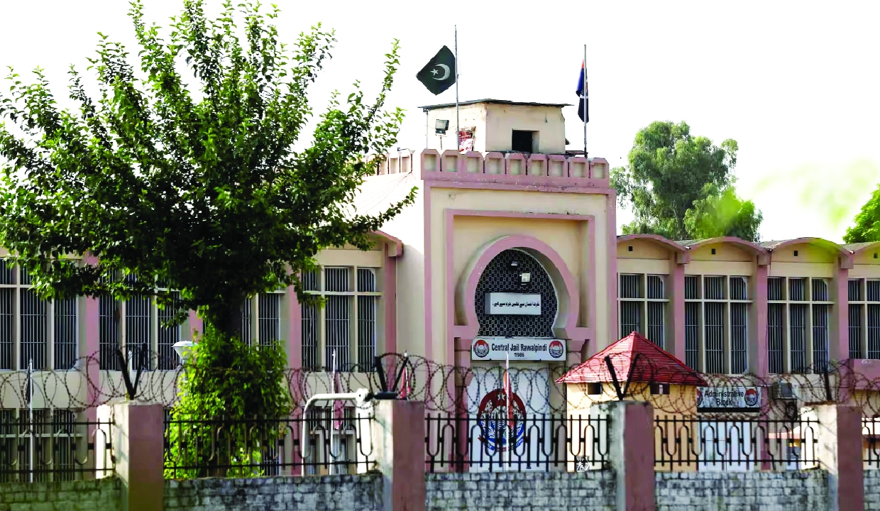 Pakistan: 14 prisoners escape while being taken to jail