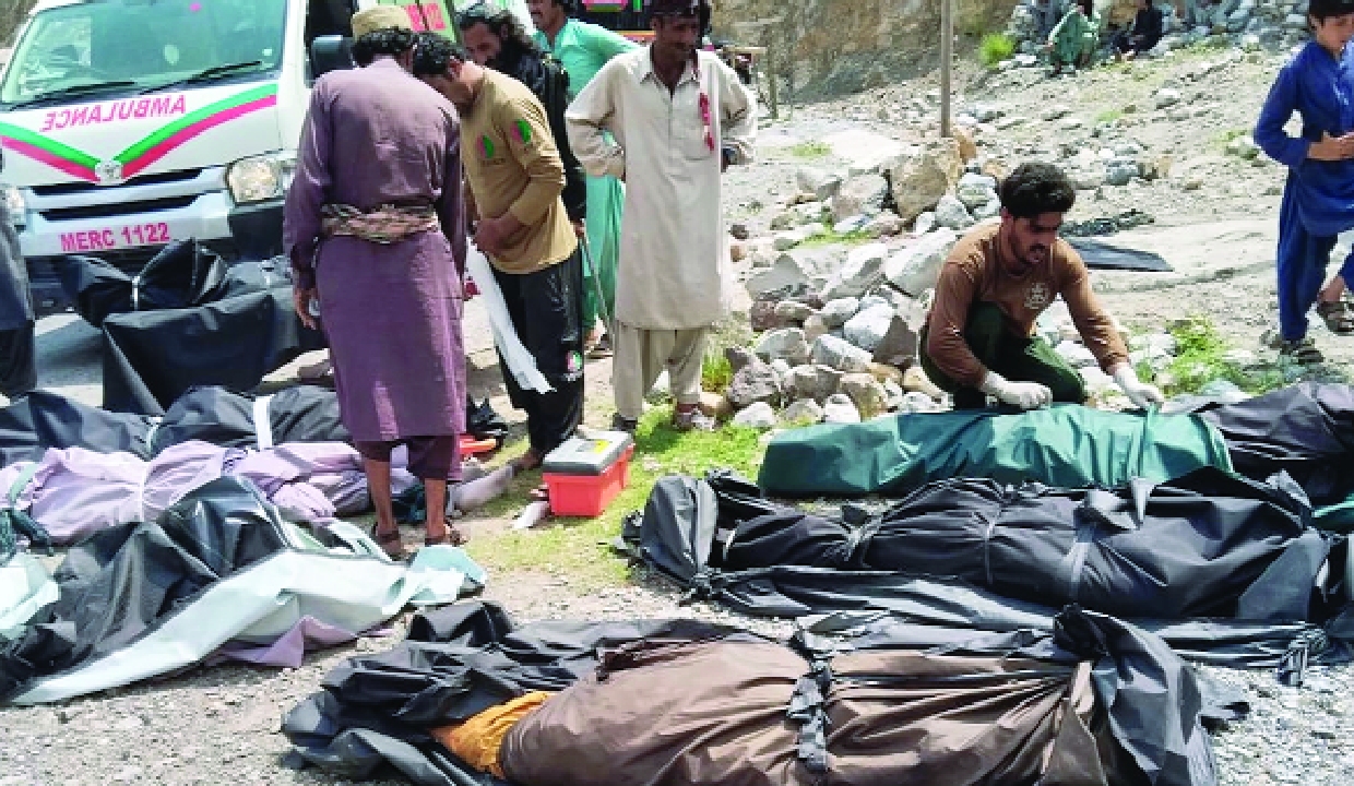 Pakistan announces compensation for bus accident victims’ families