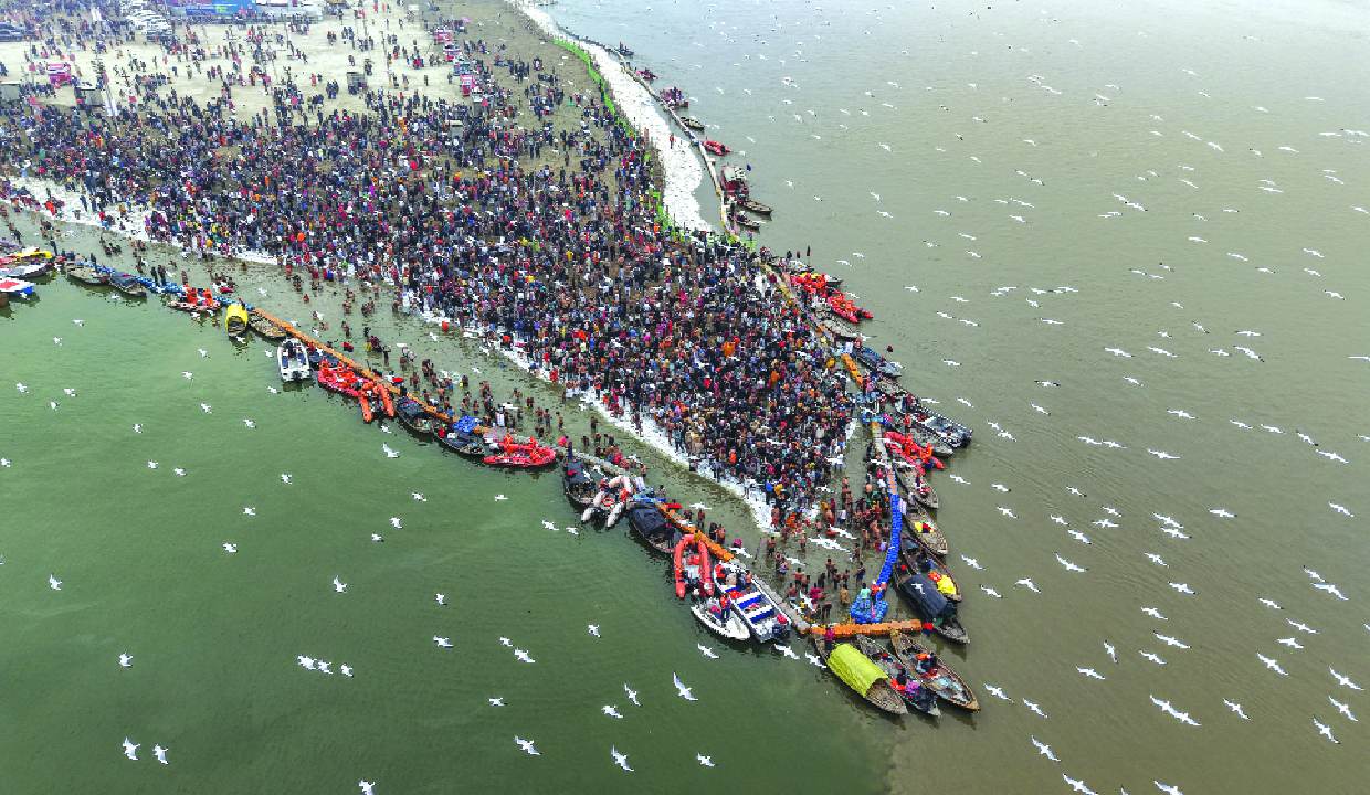 Pilgrims congregate at Sangam for holy dip in icy Ganga