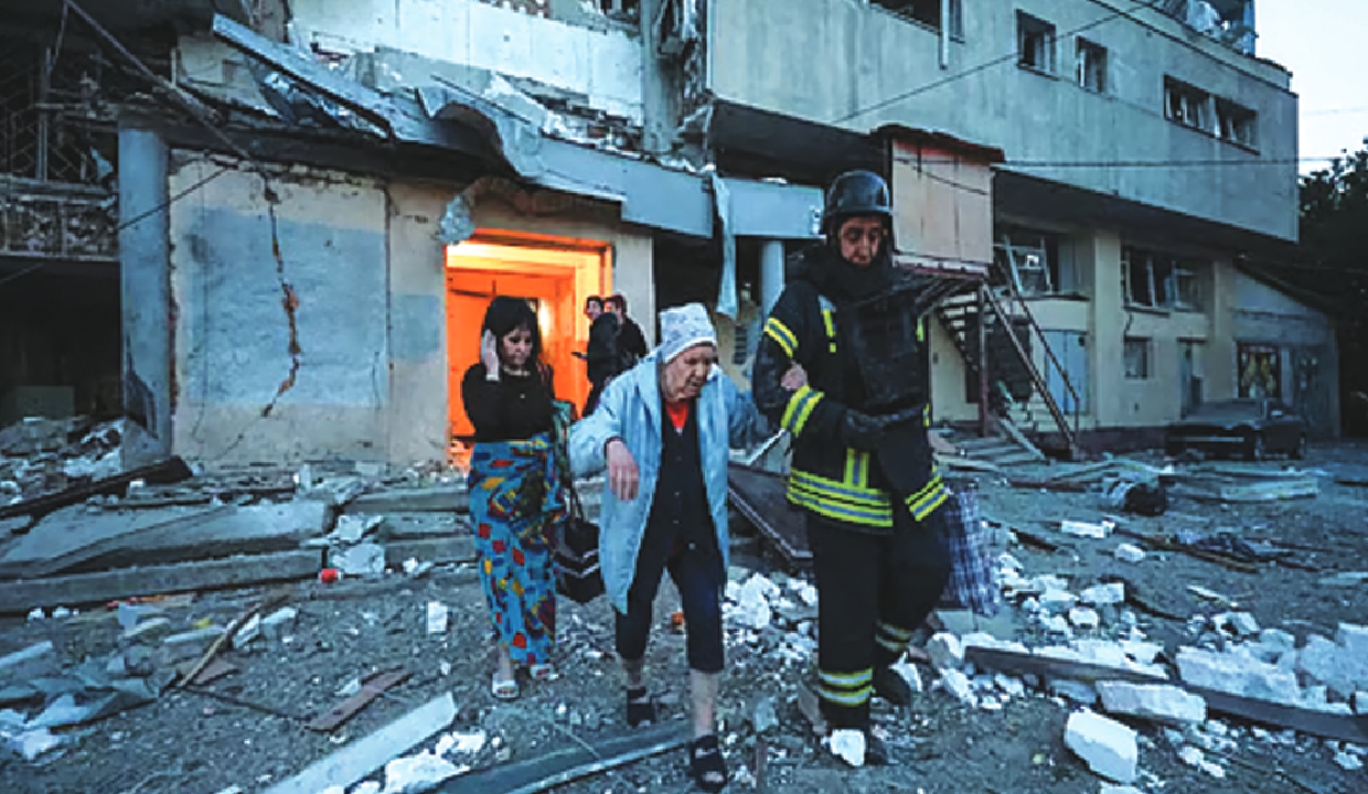 Russian strike on Zaporizhzhia kills 2 as Ukraine seeks to move forward peace talks