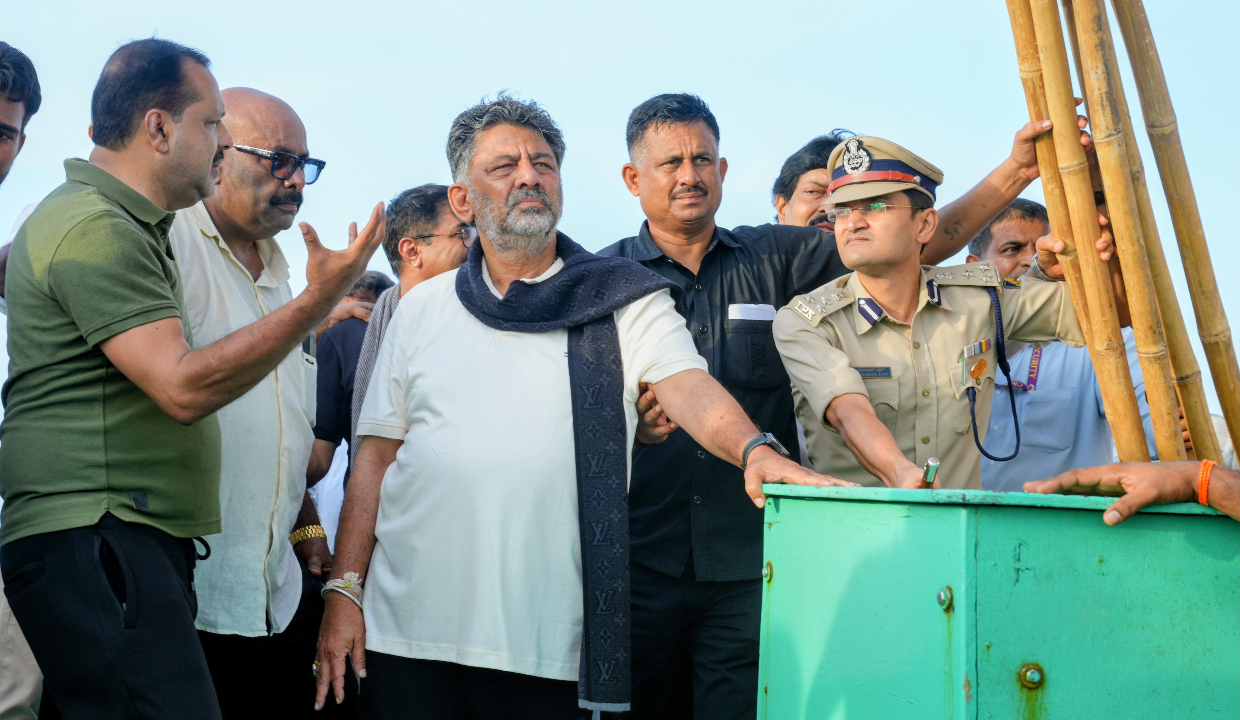Shivakumar inspects Mangaluru fishing harbour, hears fishermen’s demands