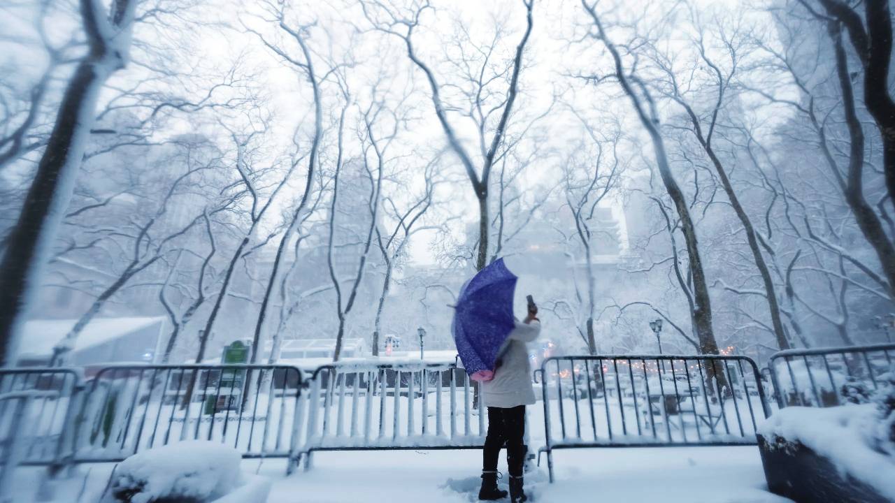 Snowfall intensifies in Northeast US