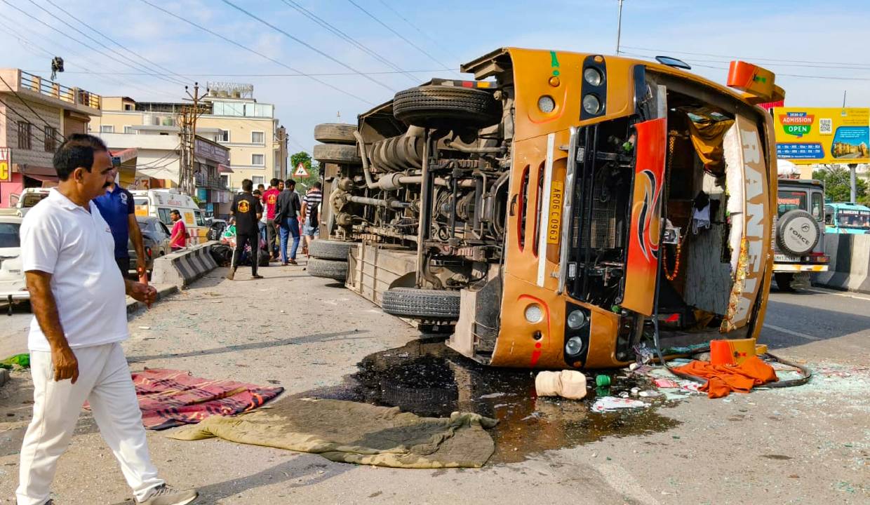 Speeding dumper hits bus in Haridwar, woman killed and many injured in road accident