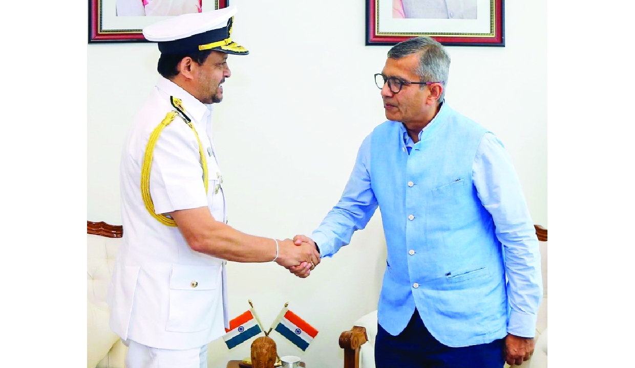 Sri Lankan Navy commander holds talks with Indian Navy chief, Defence Secretary