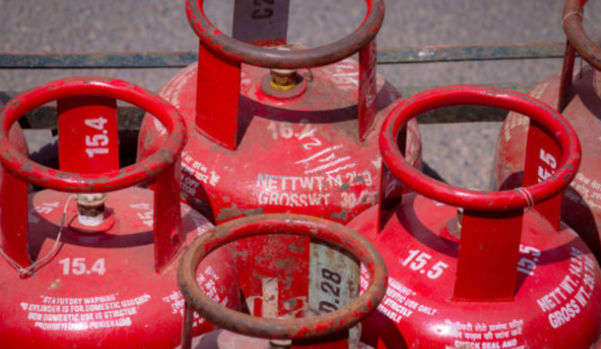 Thane makes commercial gas cylinders mandatory for Ganeshotsav community meals