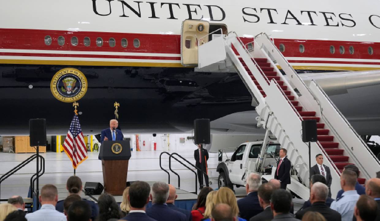 Trump unveils New Air Force One, a Converted Qatari Boeing 747