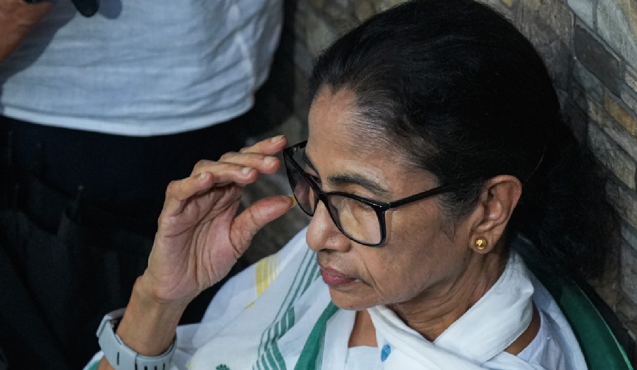 Video purportedly shows Mamata Banerjee pushing policewoman during Kolkata protest