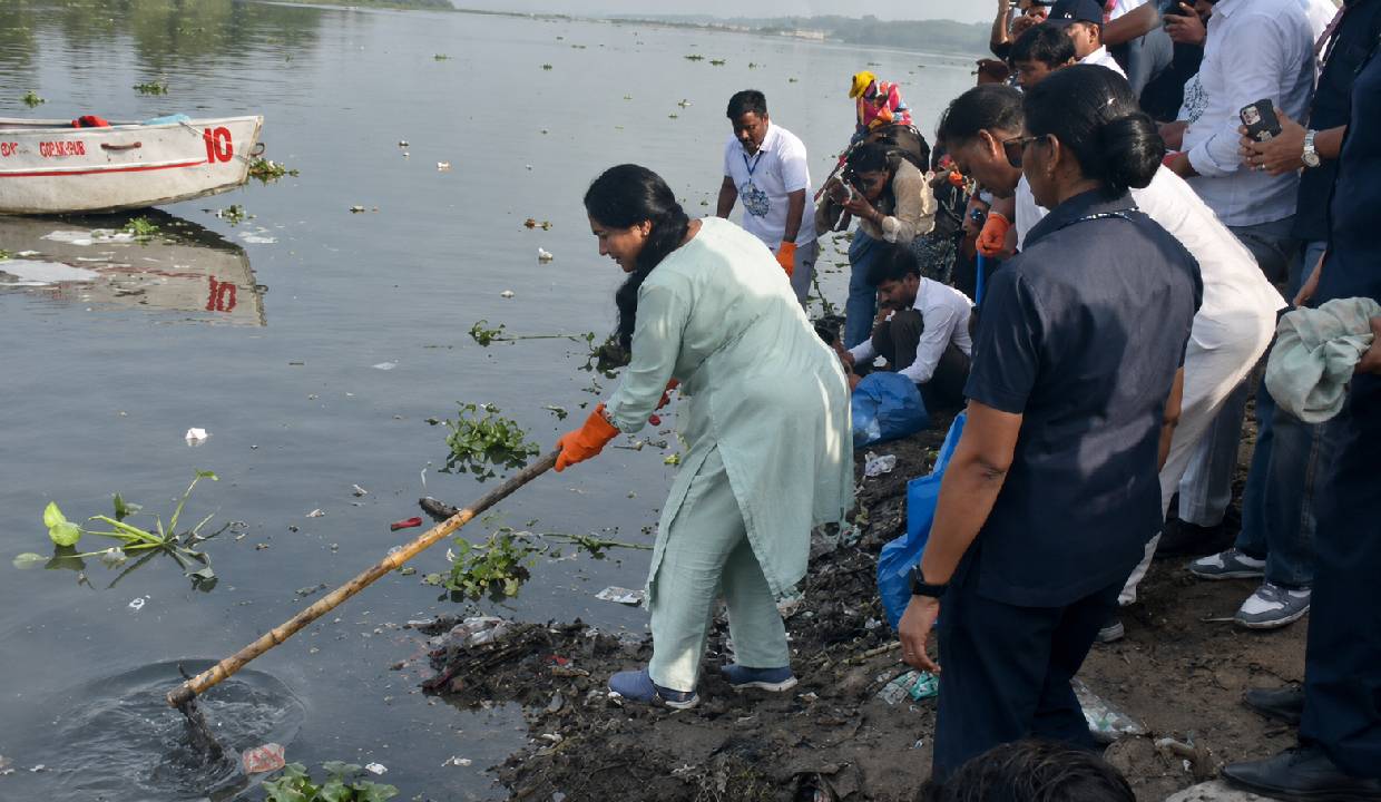 Yamuna cleanup drive held across 28 Ghats in Delhi, CM Rekha Gupta urges public participation