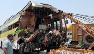 2 killed 35 injured after sleeper bus crashes into truck on Agra Lucknow Expressway