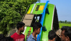 2 Killed and several injured as bus overturns in Hooghly