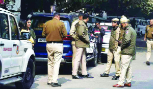 2 policemen injured while nabbing armed criminal