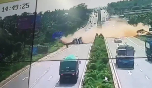 3-Vehicle crash on Karnataka Highway caught on camera
