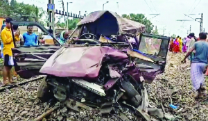 5 dead as train hits car at crossing in West Bengal