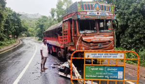 7 killed, 2 seriously injured in lorry-MUV collision in Karnataka's Uttara Kannada