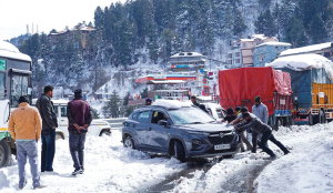 835 roads closed in Himachal as heavy snowfall continues