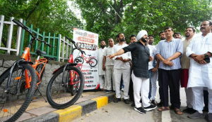 AAP protests near Delhi Secretariat, seeks probe into alleged bicycle scam