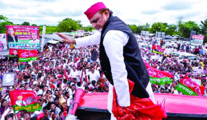Akhilesh Yadav boards PDA rath for Raebareli visit