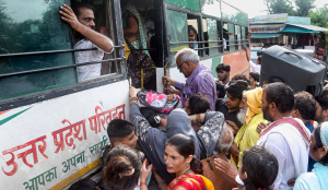 Akhilesh Yadav uses "Be-Bus Behnein" wordplay to attack UP govt over bus shortage