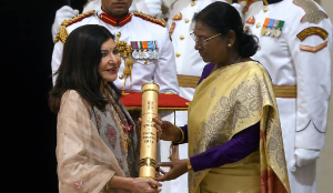 Alka Yagnik conferred Padma Bhushan, receives Honour at Rashtrapati Bhavan ceremony