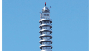 American rock climber climbs Taipei skyscraper without ropes