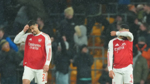 Arsenal blows 2-goal lead at Wolves