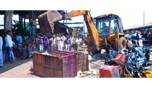 Azadpur APMC runs night raids to clear illegal vendors