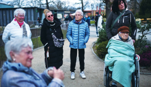 Berlin Zoo tour brings joy  to dementia patients