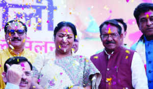 BJP leaders join journalists at Holi bash, target Kejriwal