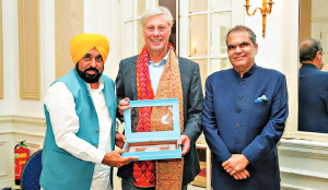 CM Bhagwant Mann meets hockey legend Bovelander