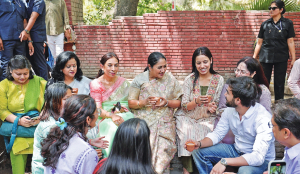 CM interacts with students, faculty members at DU’s North Campus