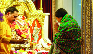 CM Rekha attends Navratri prayers, warns against holding Delhi hostage