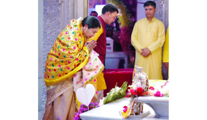 CM Rekha offers Navratri prayers at Jhandewalan