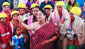 CM Rekha unveils slew of welfare measures for workers