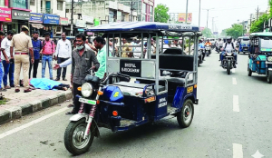Couple held for robbing elderly in e-rickshaws