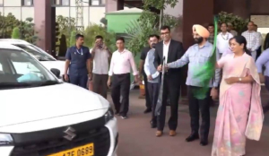 Delhi CM Rekha Gupta Launches Uber Carpool Service at Airport to Promote Shared Mobility