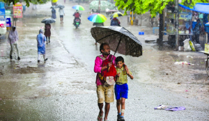 Delhi drenched, roads drown