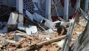 Earthquake off Indonesia topples buildings, kills 1, sets off small tsunami