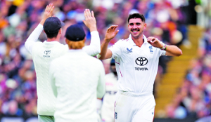England leaves Pakistan reeling on 100-7 in 3rd test