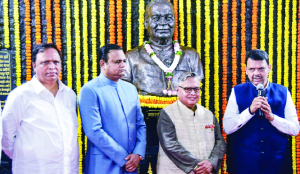 Fadnavis orders stay on new RTI rules after Hazare agitation threat