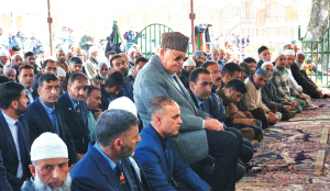 Farooq Abdullah attends Iftar after court recalls arrest warrant