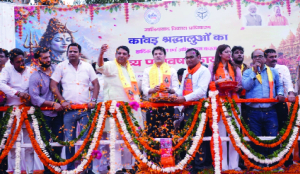 GDA welcomes Kanwar devotees with flowers
