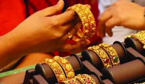 Gold declines Rs 1,300 to Rs 1.44 lakh/10g in Delhi