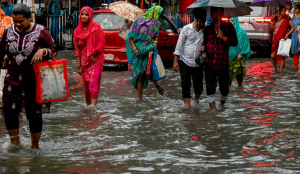 Heavy rain, thunderstorms disrupt traffic in Kolkata as IMD issues red alert for South Bengal