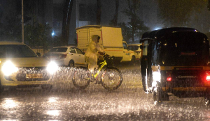 Heavy rains lashes in Mumbai, 100 mm rain in just 4 hours