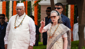 Independence Day: BJP accuses Sonia of objecting to Vande Mataram
