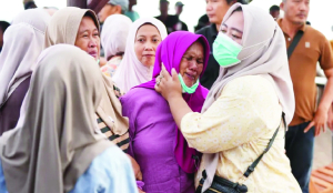 Indonesia searches for 8 missing at near Anak Krakatau volcano