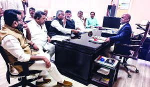 Karnataka CM protests outside CEO office over SIR