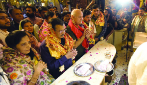 Kejriwal, Sisodia offer prayers at Hanuman Temple