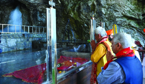 LG performs Pratham Puja to mark start of Amarnath Yatra